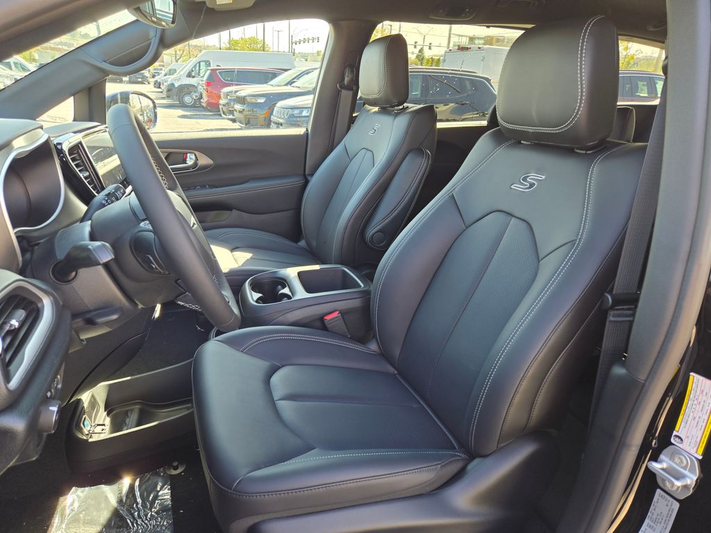 2026 Chrysler Pacifica photo 14