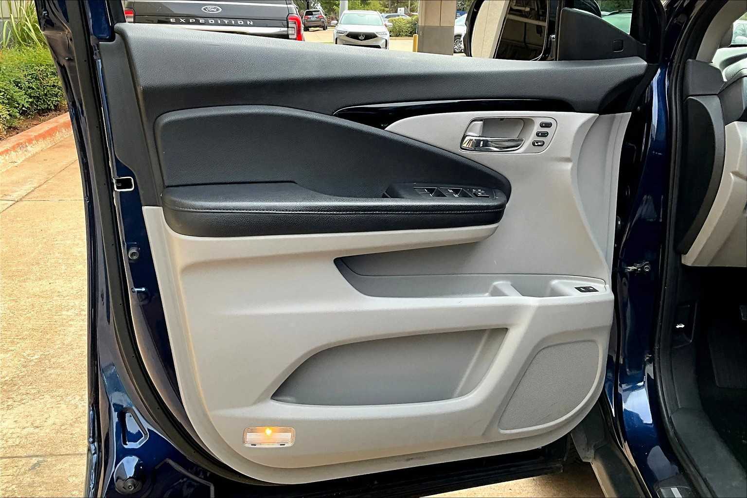 2016 Honda Pilot Elite photo 23