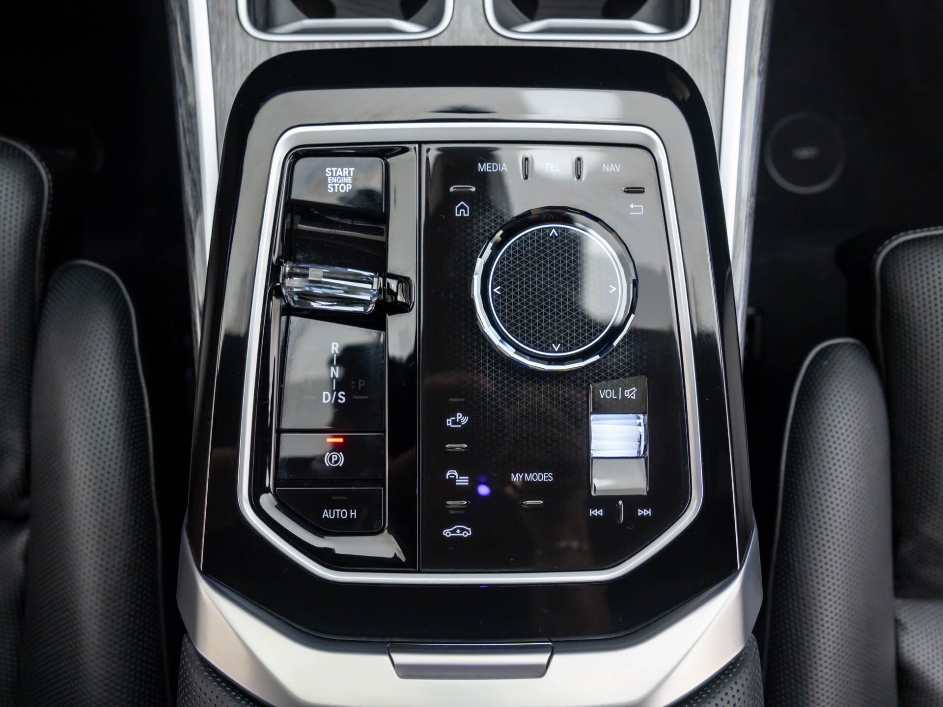 New 2025 Black Sapphire Metallic BMW 750e xDrive image 22