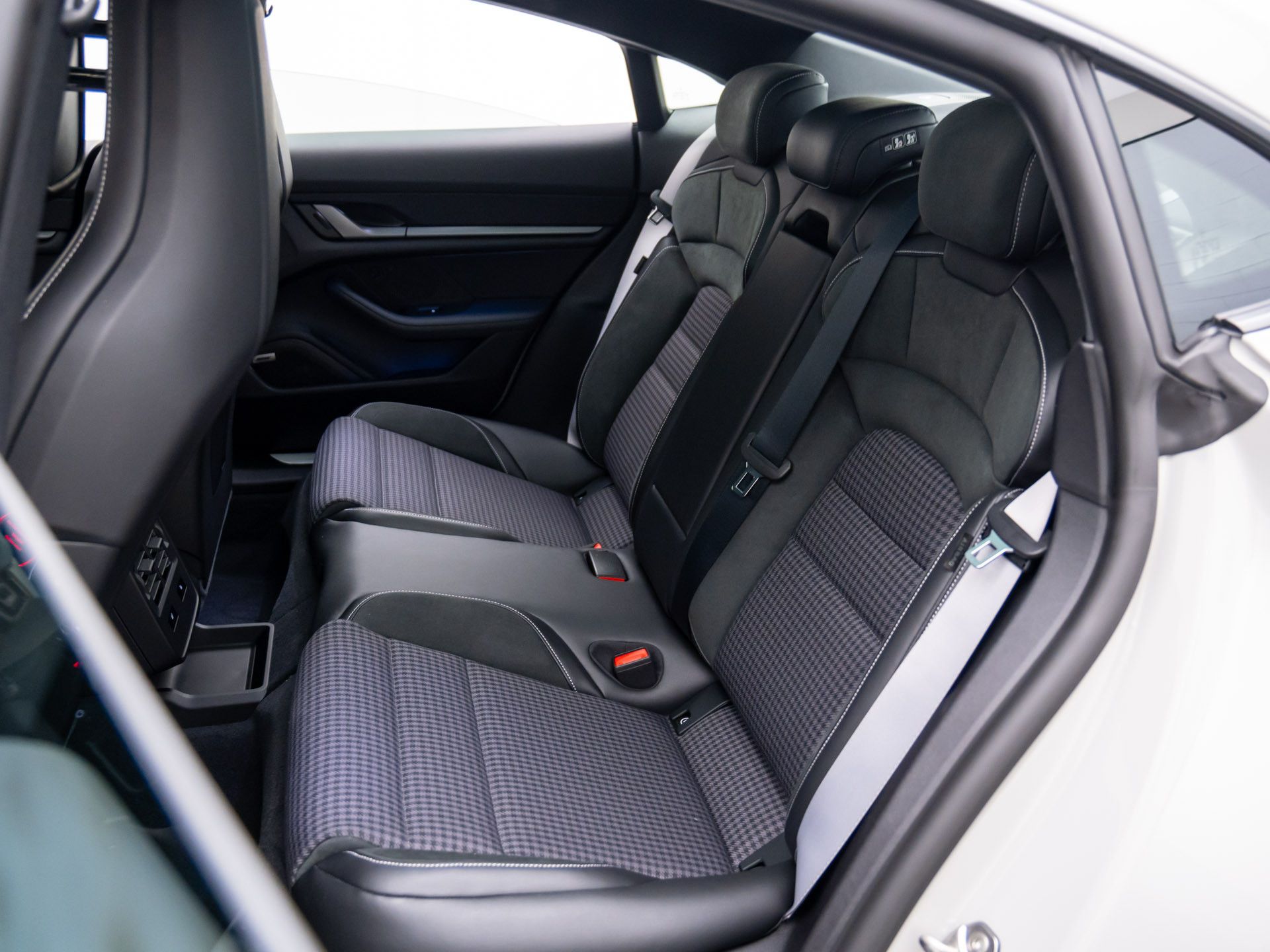 2025 Porsche Taycan 4 photo 15