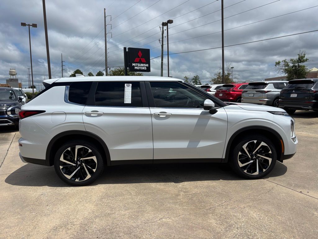 2024 Mitsubishi Outlander SE photo 8