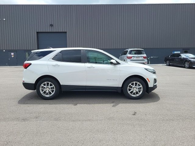 2022 Chevrolet Equinox LT photo 2