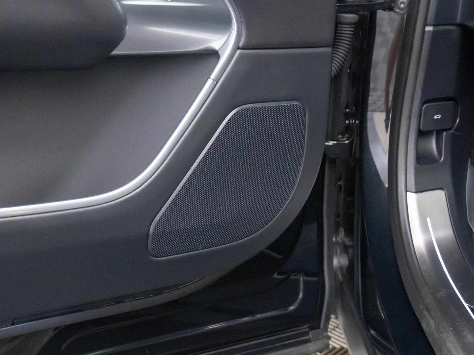 2025 Land Rover Range Rover SE photo 13