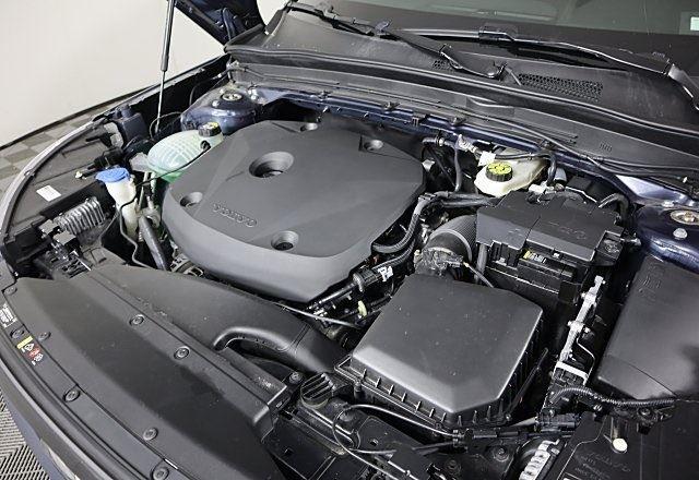 2022 Volvo XC40 R-Design photo 5