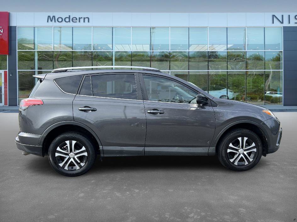 2018 Toyota RAV4 LE photo 4