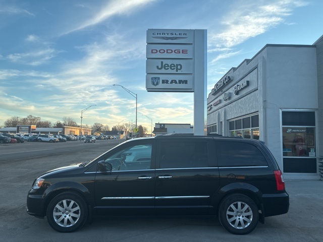 2015 Chrysler Town & Country Touring's photo