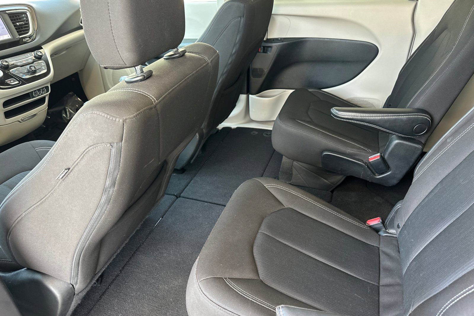 2022 Chrysler Voyager LX photo 11