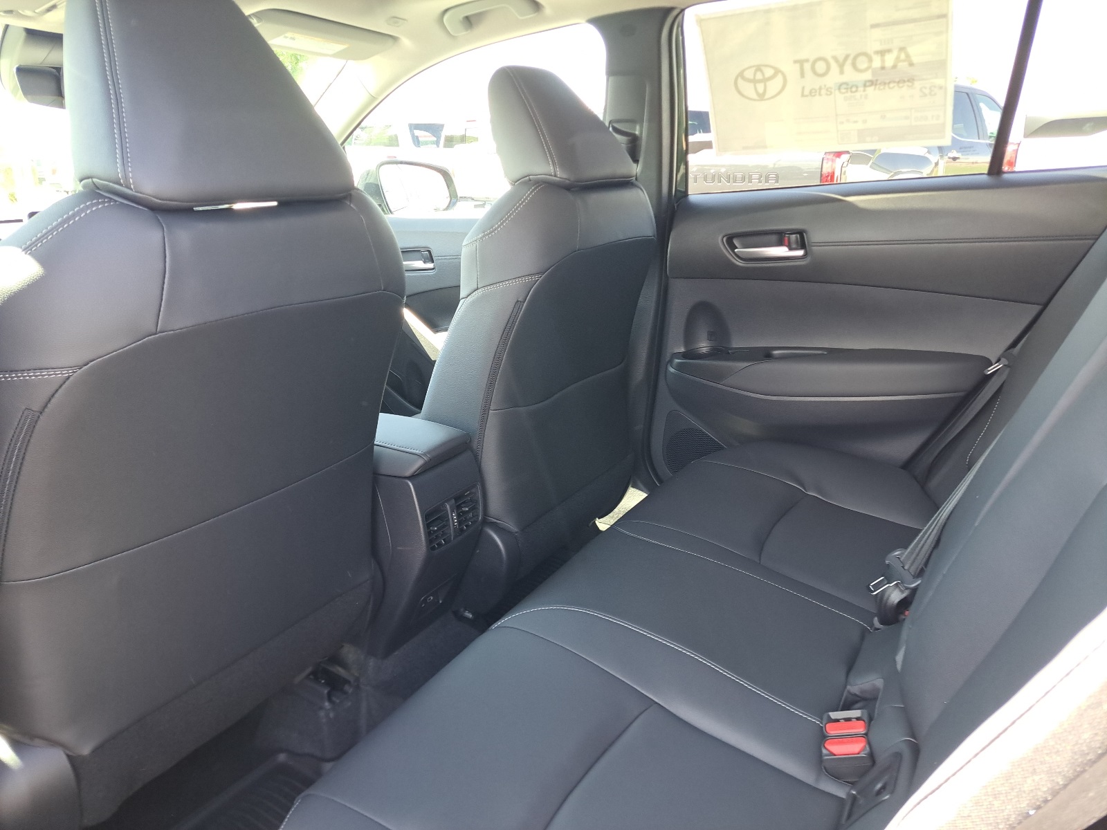 2025 Toyota Corolla Cross XLE photo 18