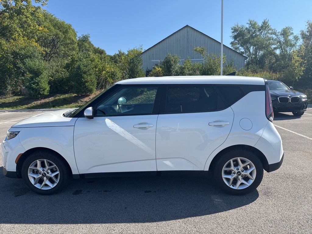 2023 Kia Soul LX photo 2