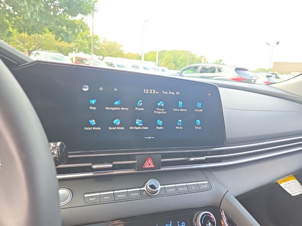 2024 Hyundai Elantra SEL Convenience photo 13