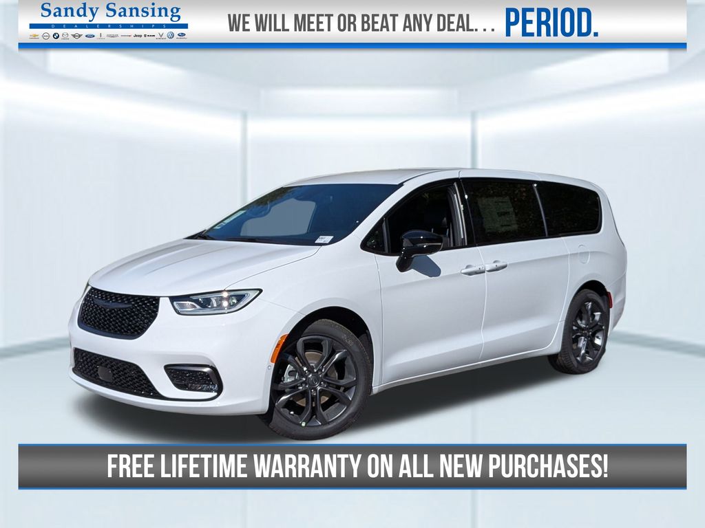 2026 Chrysler Pacifica Select's photo