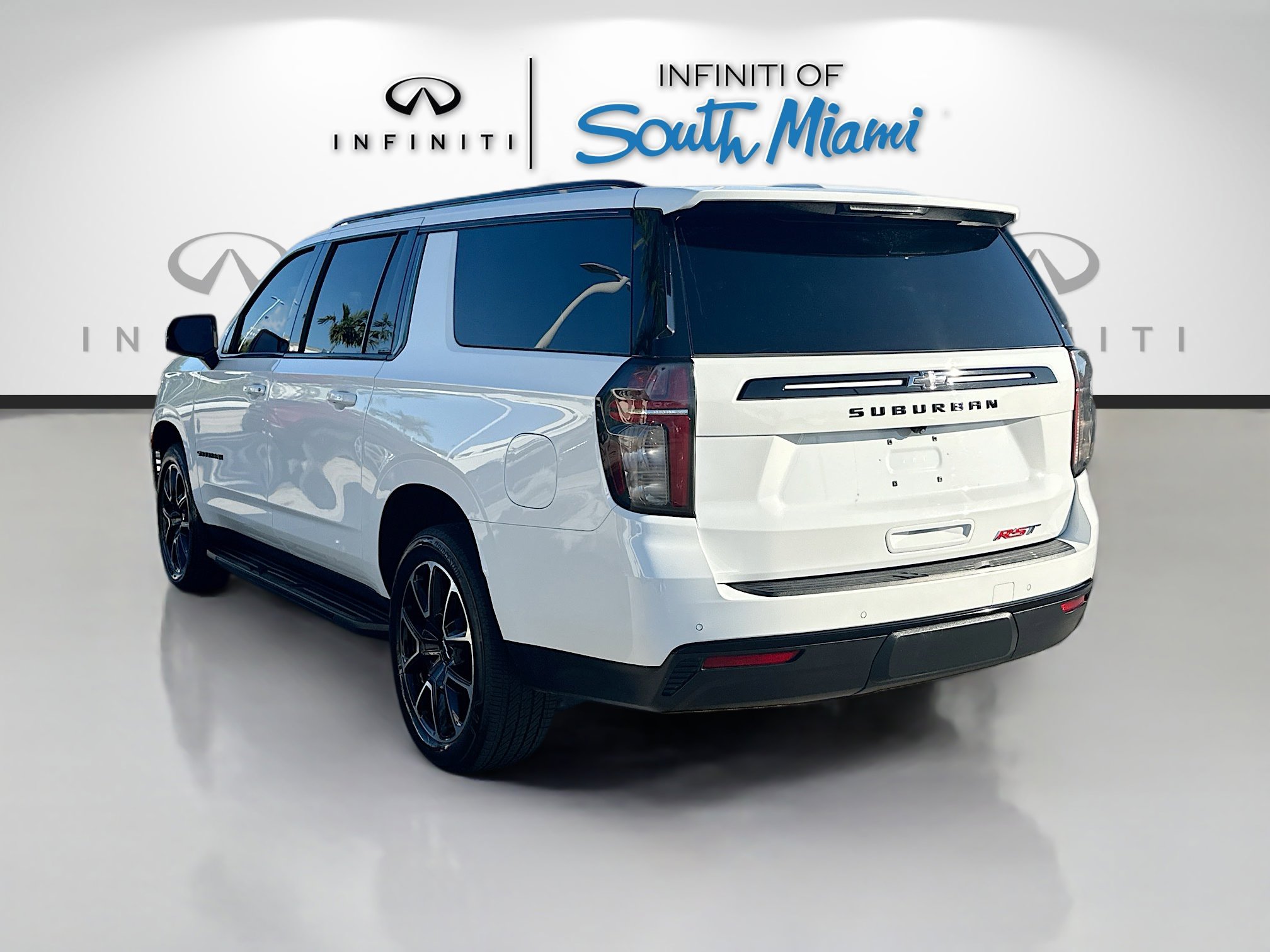 2023 Chevrolet Suburban RST photo 2