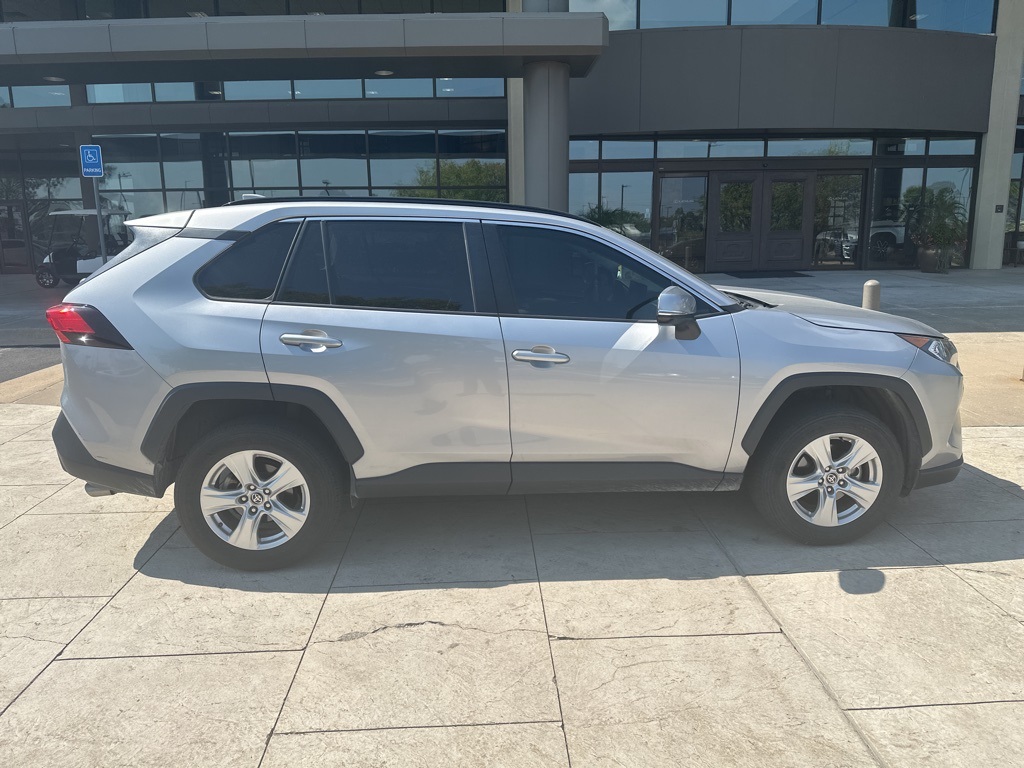 2021 Toyota RAV4 XLE photo 5