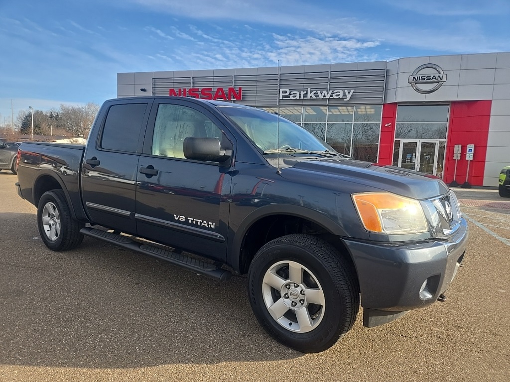 2015 Nissan Titan SV's photo
