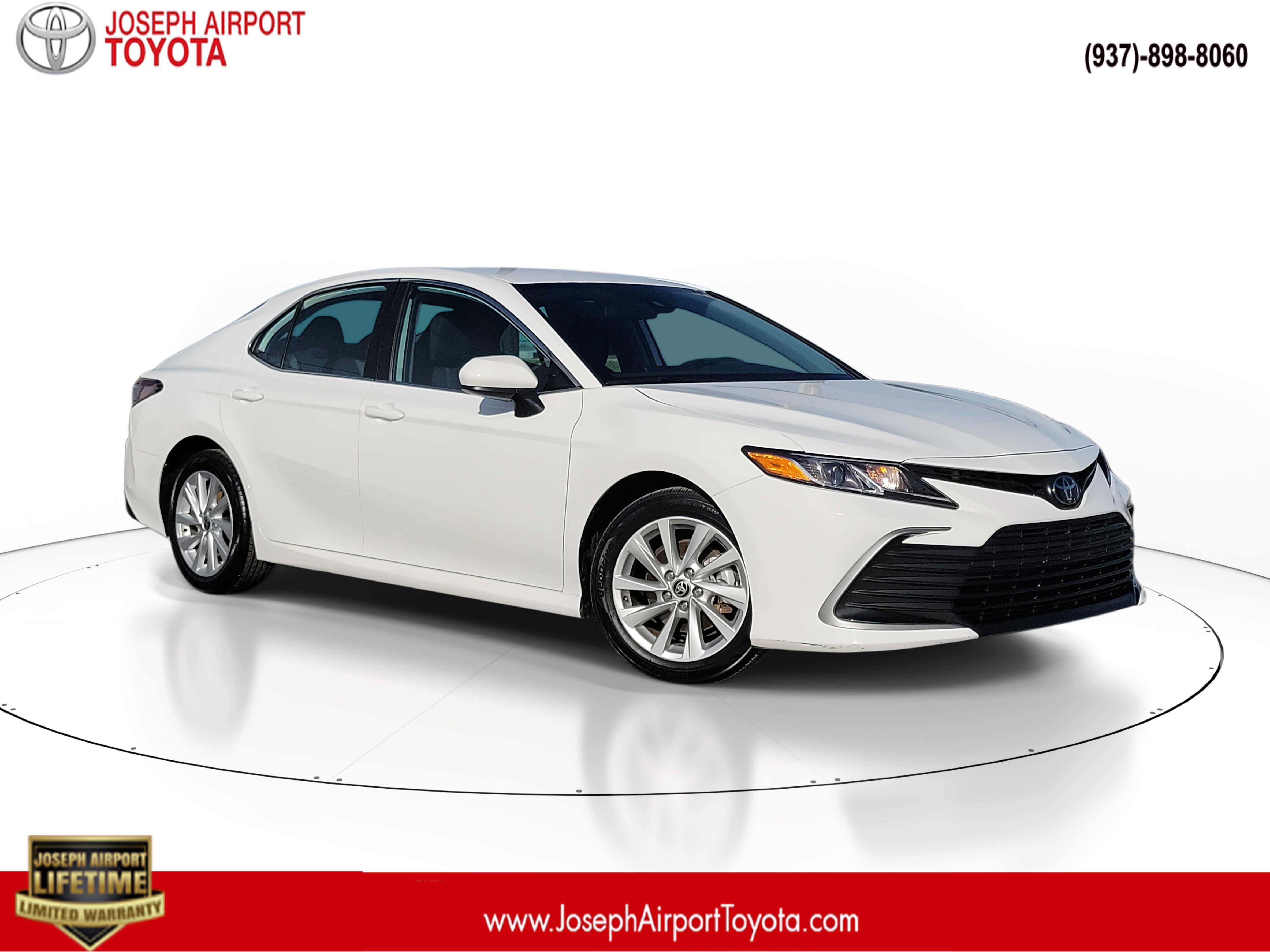 2024 Toyota Camry LE's photo