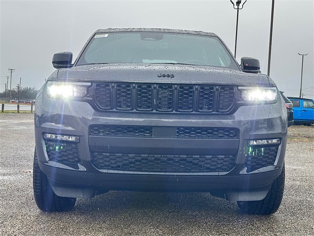 2025 Jeep Grand Cherokee Limited photo 2