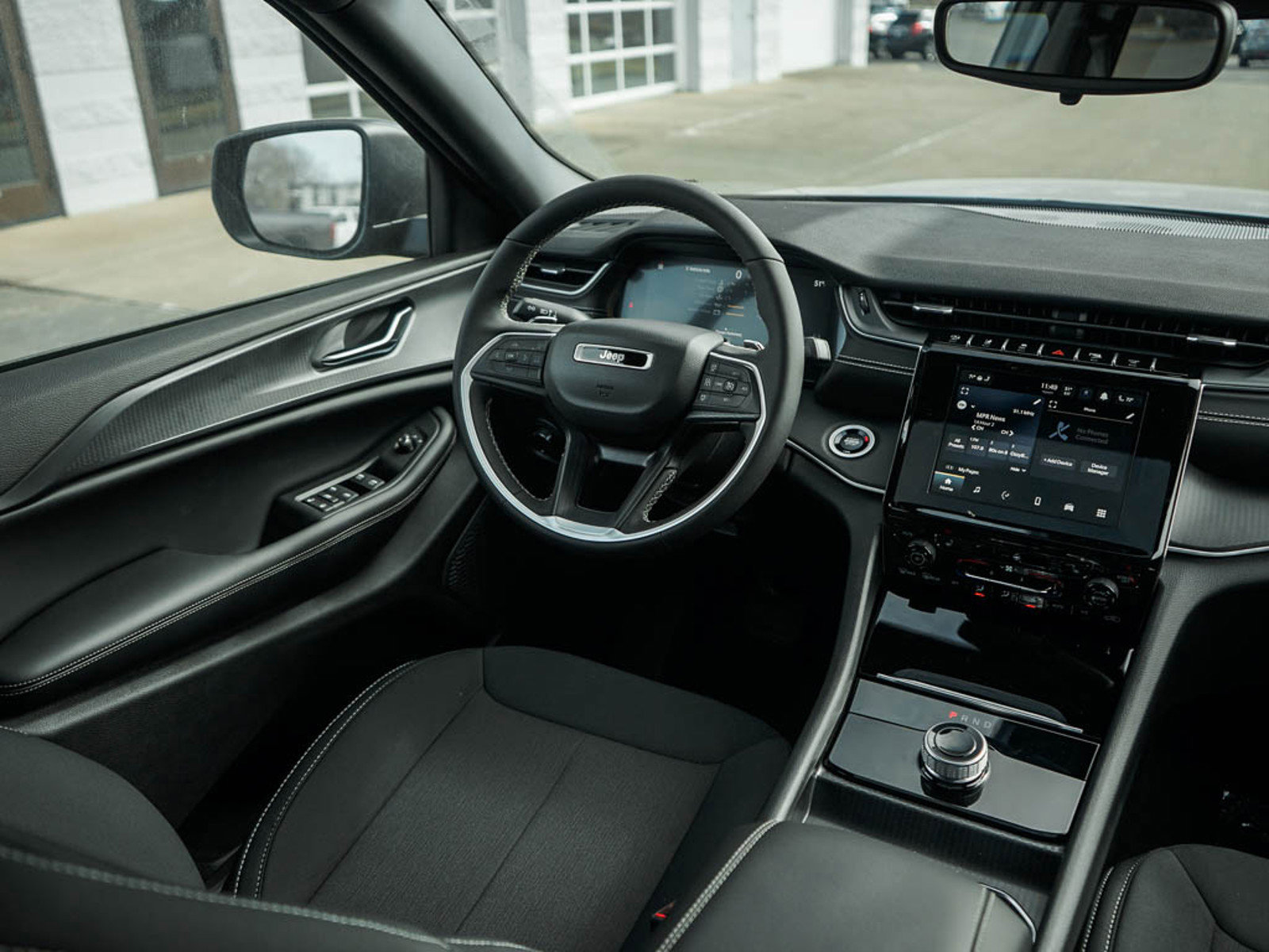 2025 Jeep Grand Cherokee Laredo photo 14