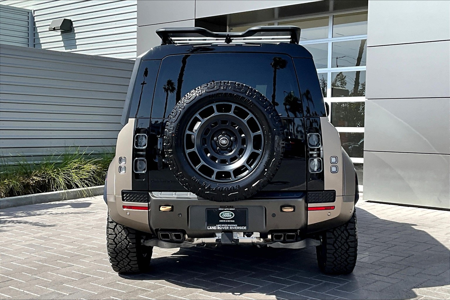 2025 Land Rover Defender 110 V8 photo 3