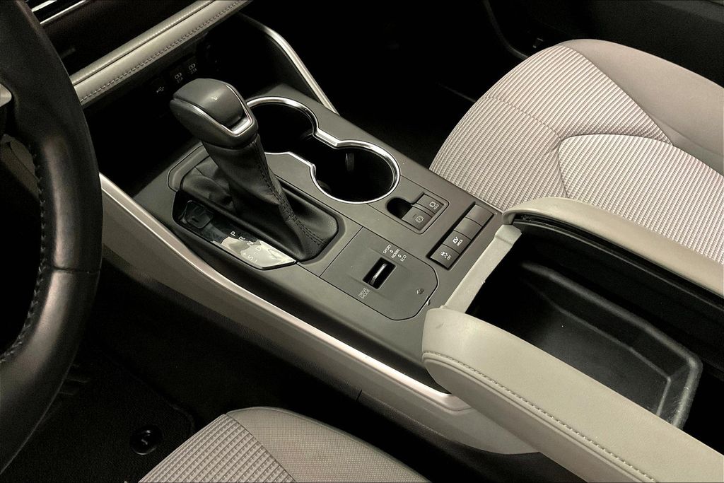 2021 Toyota Highlander Hybrid LE photo 13