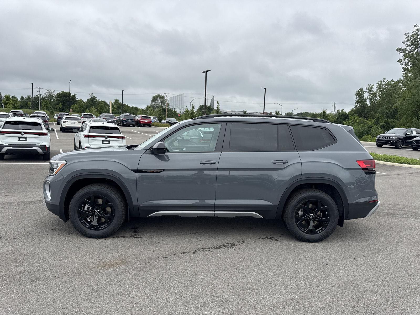 2025 Volkswagen Atlas Peak Edition SE photo 4
