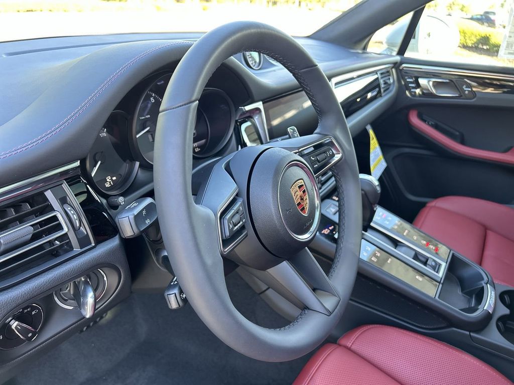 2025 Porsche Macan Base photo 18