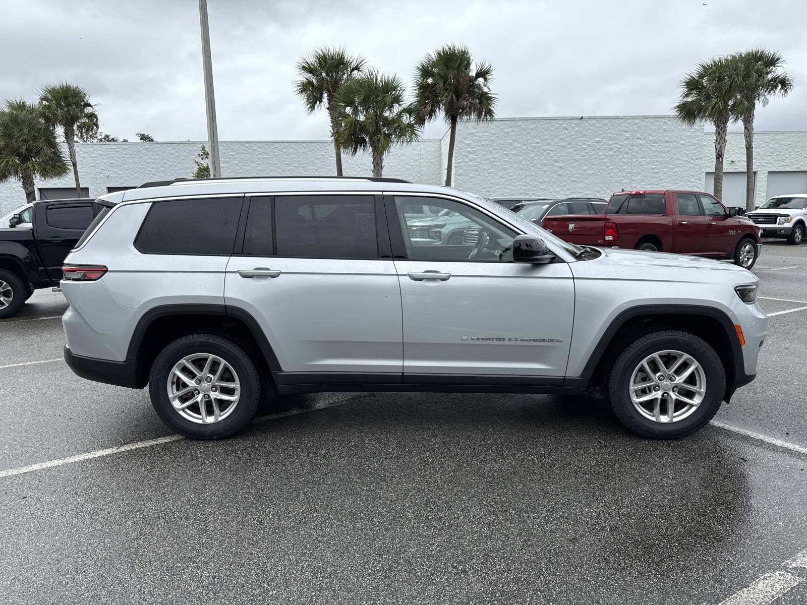 2022 Jeep Grand Cherokee Laredo photo 2