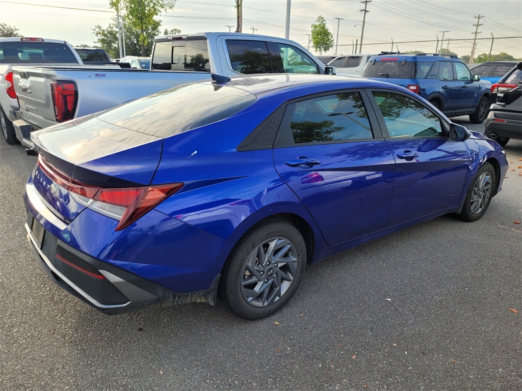 2024 Hyundai Elantra SEL photo 4