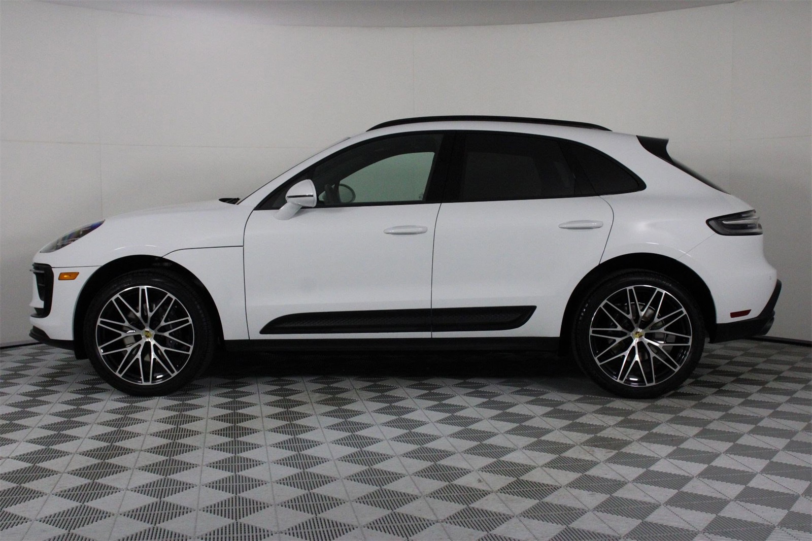 2025 Porsche Macan photo 2