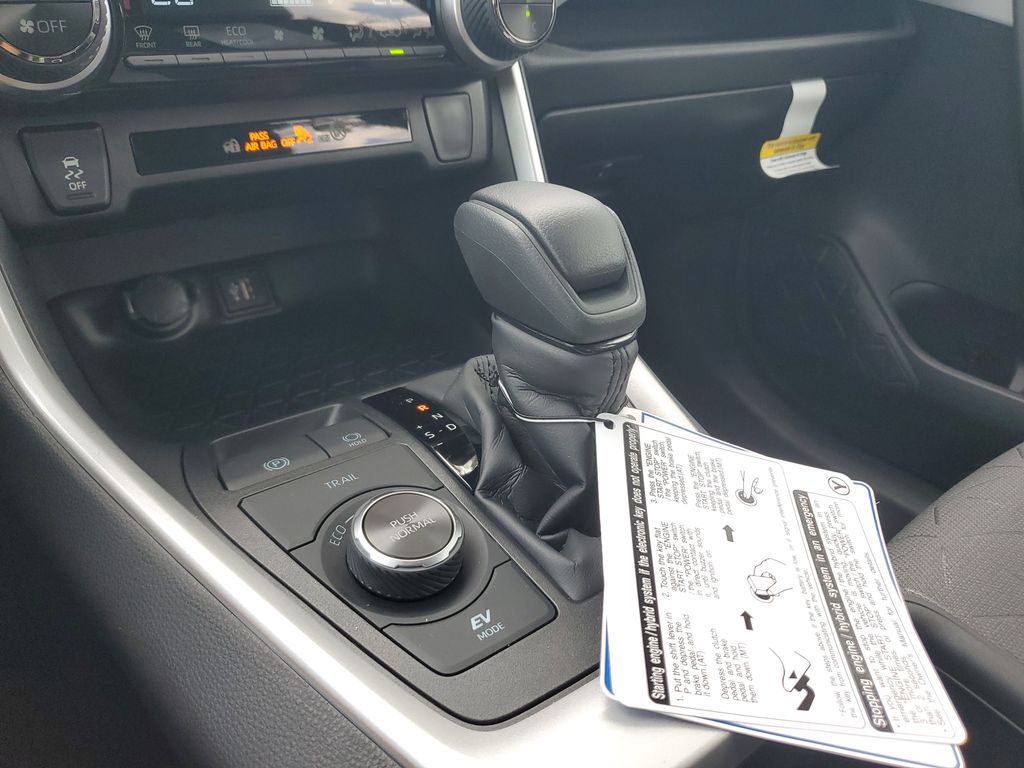 2025 Toyota RAV4 Hybrid XLE photo 22