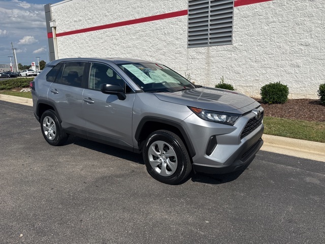 2022 Toyota RAV4 LE photo 2