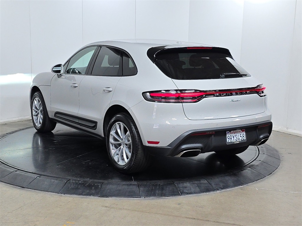 2025 Porsche Macan T photo 9
