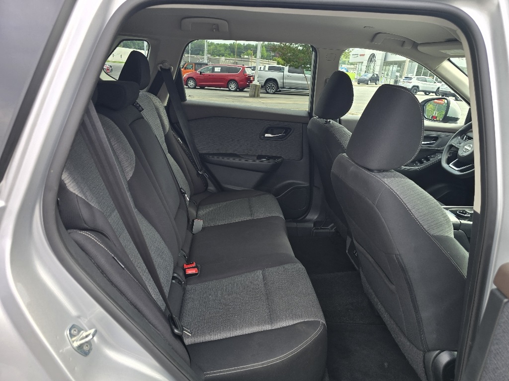 2023 Nissan Rogue SV photo 3