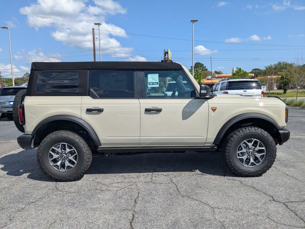 2025 Ford Bronco Badlands photo 2