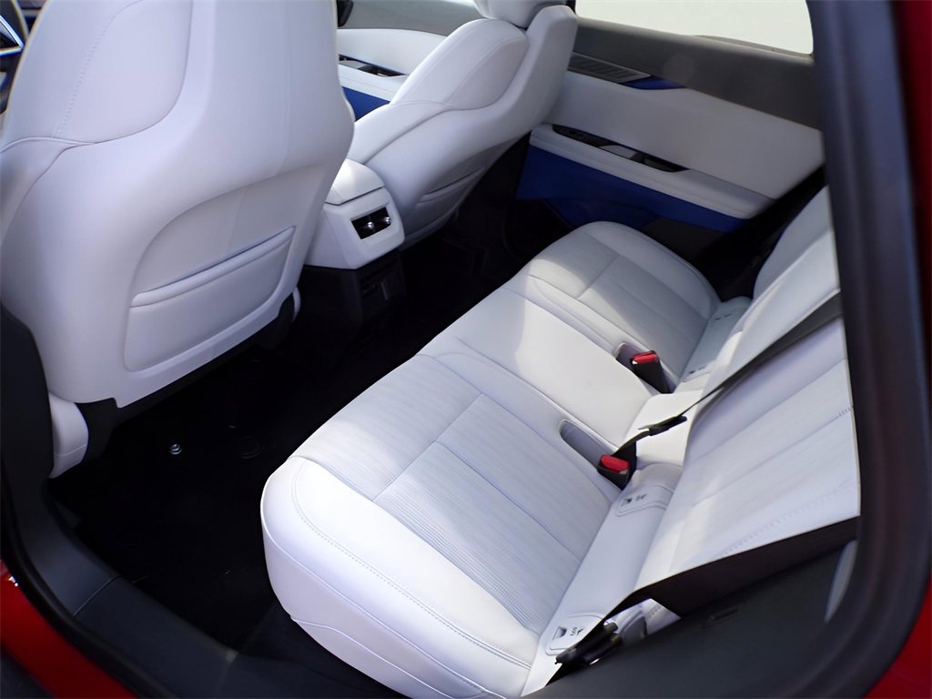 2025 Cadillac Optiq Luxury photo 8