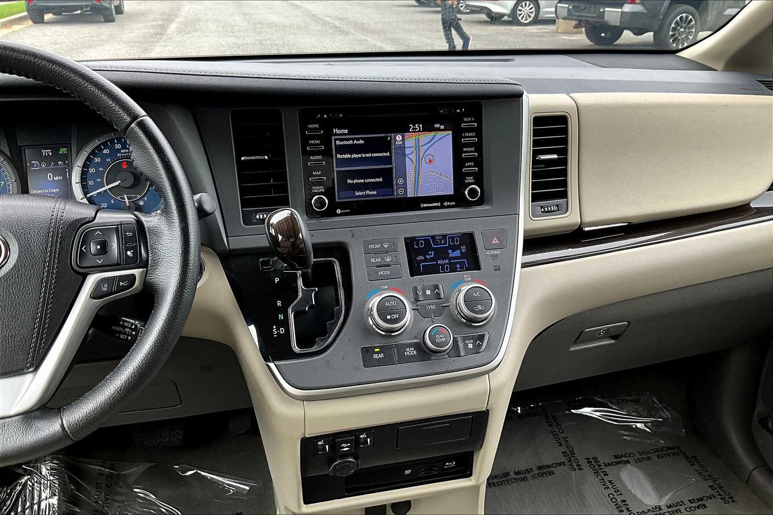 2020 Toyota Sienna XLE Premium photo 6
