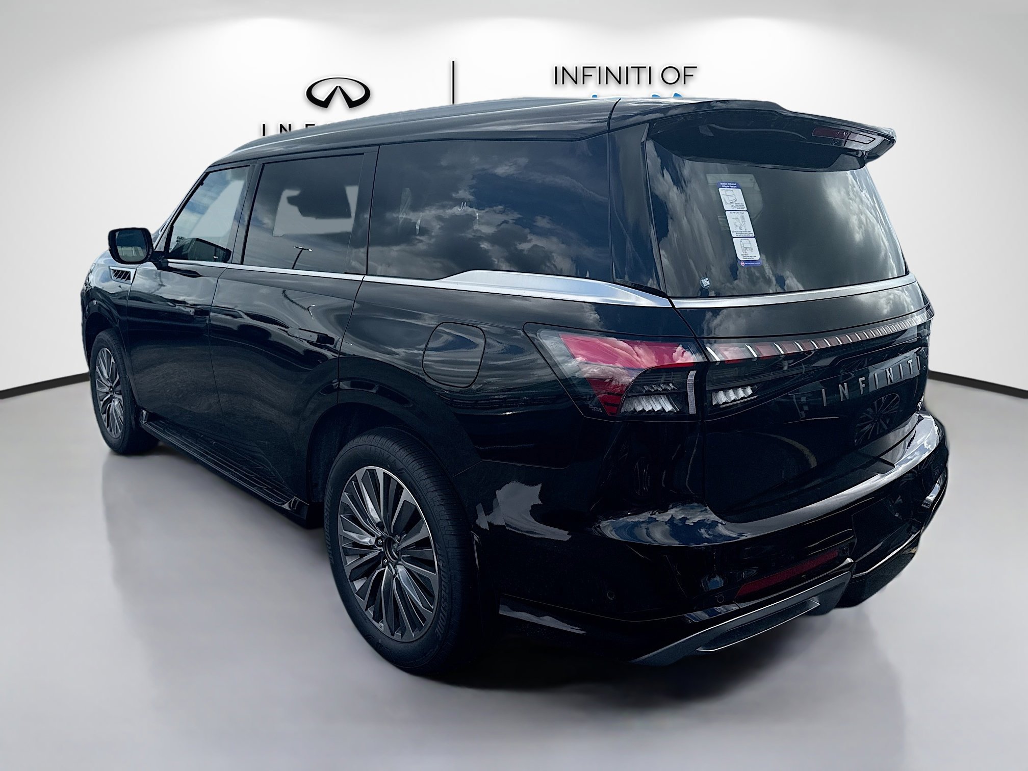 2026 Infiniti QX80 Luxe photo 3