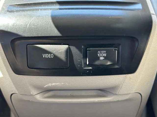2011 Toyota Sienna Limited photo 12