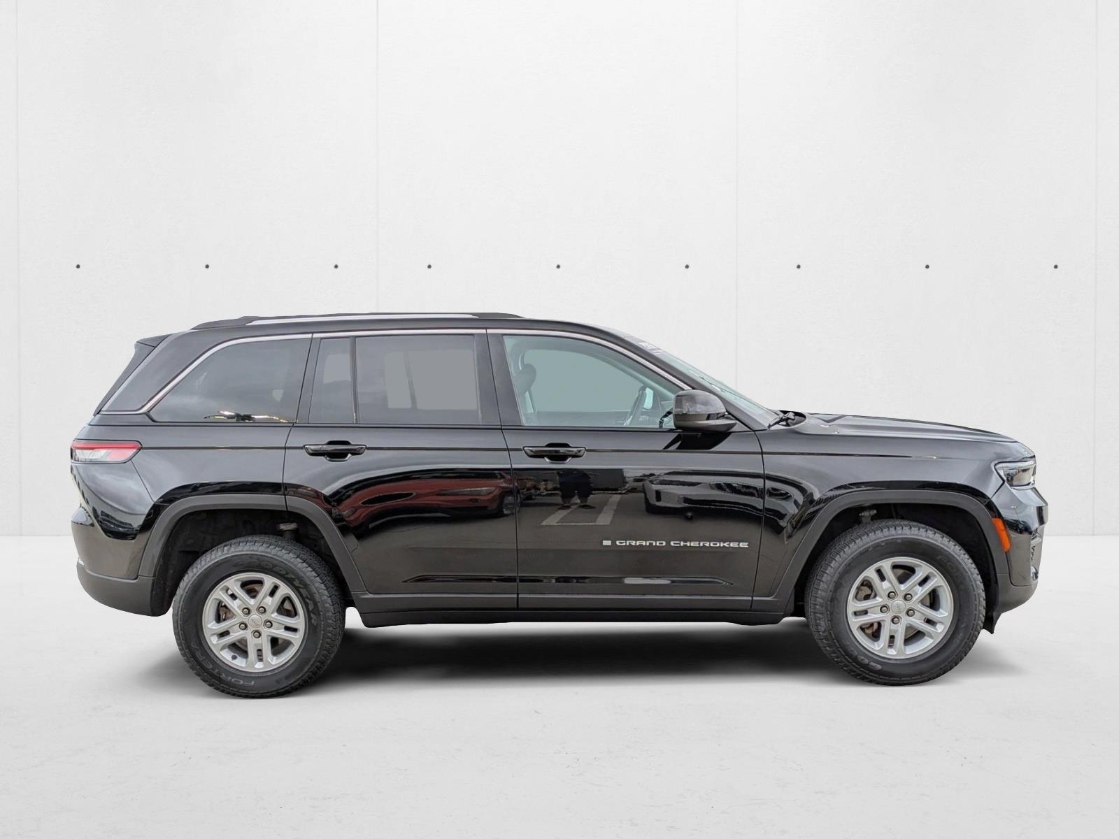 2023 Jeep Grand Cherokee Laredo photo 3