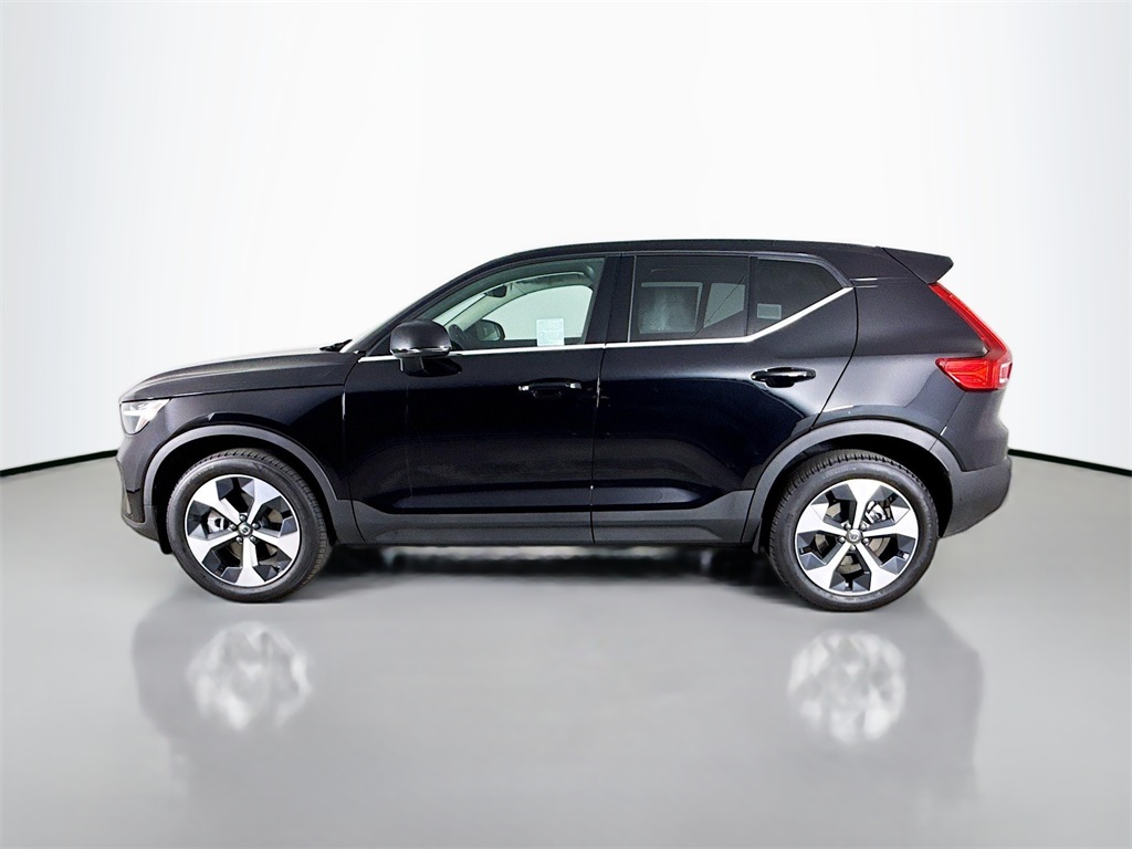 2025 Volvo XC40 Core photo 4