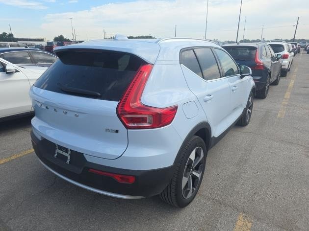 2025 Volvo XC40 Plus photo 3