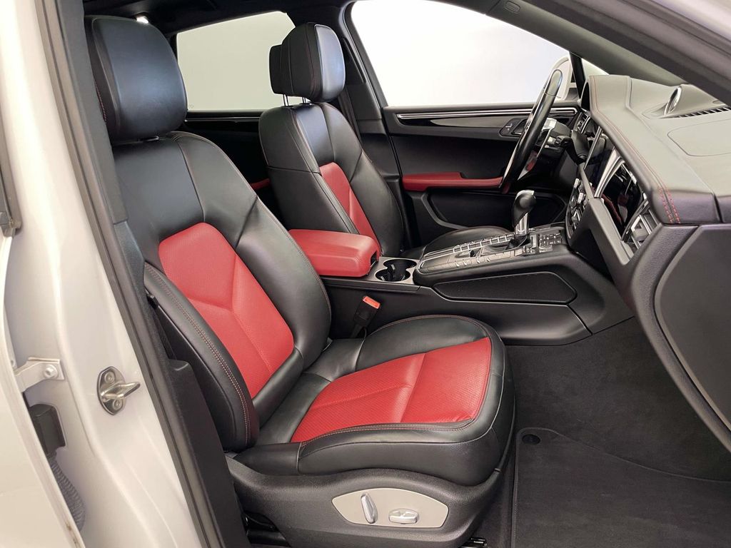 2020 Porsche Macan Base photo 22