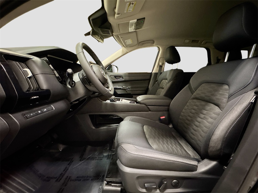 2025 Nissan Pathfinder SV photo 4