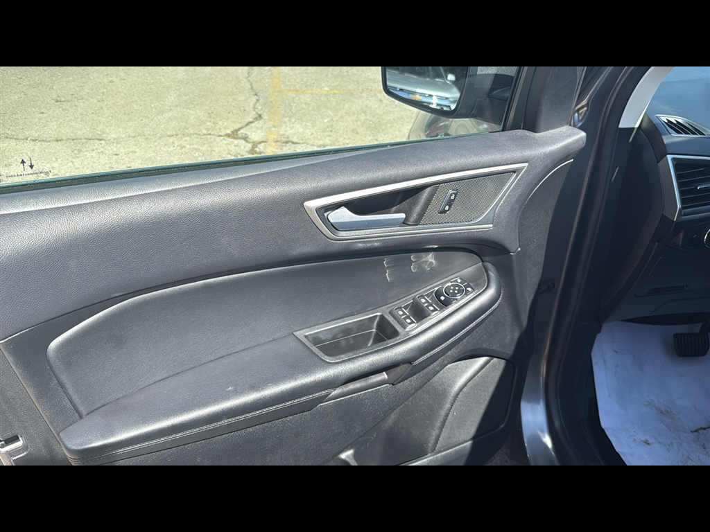 2023 Ford Edge SEL photo 5