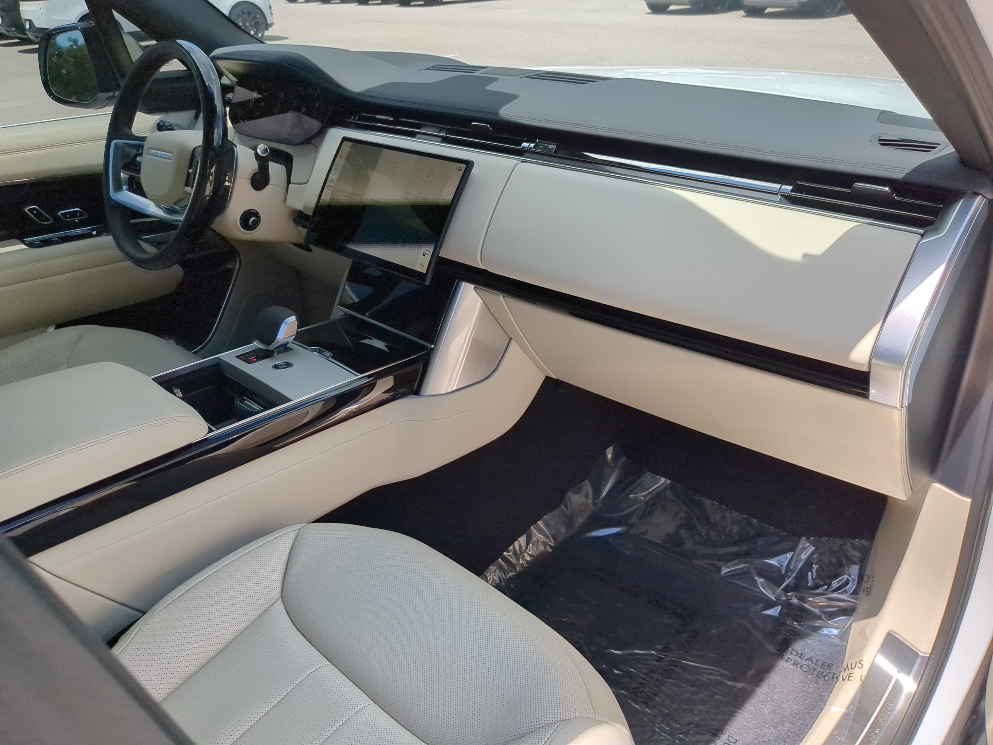 2025 Land Rover Range Rover SE photo 7