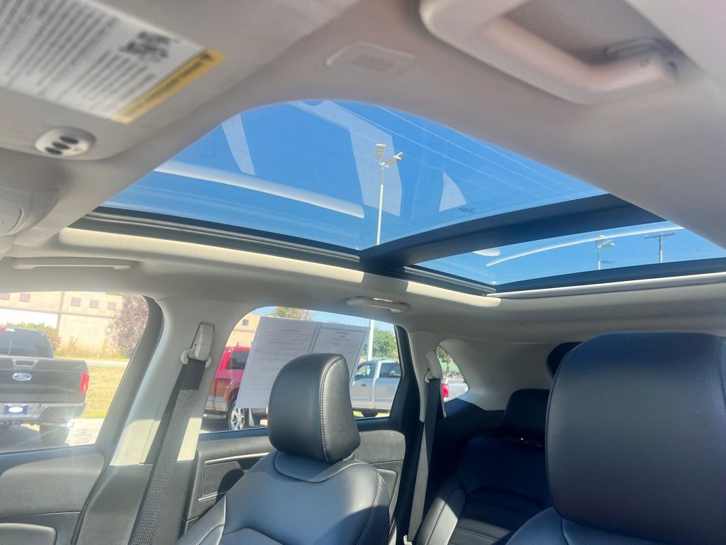 2022 Ford Edge SEL photo 15