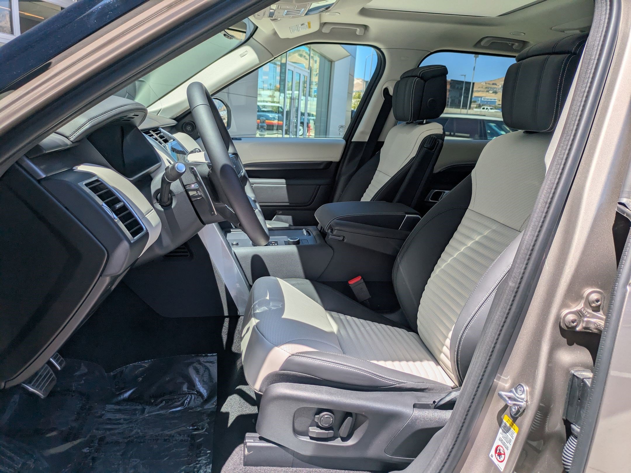 2025 Land Rover Discovery Metropolitan Edition photo 13