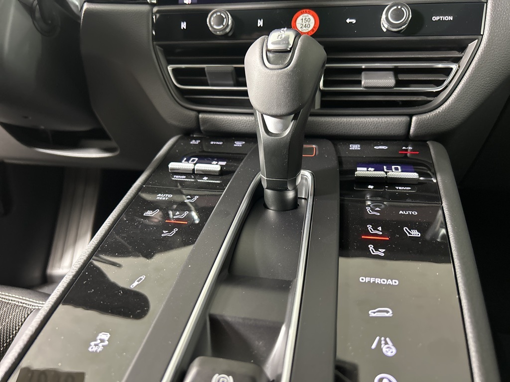 2025 Porsche Macan T photo 28