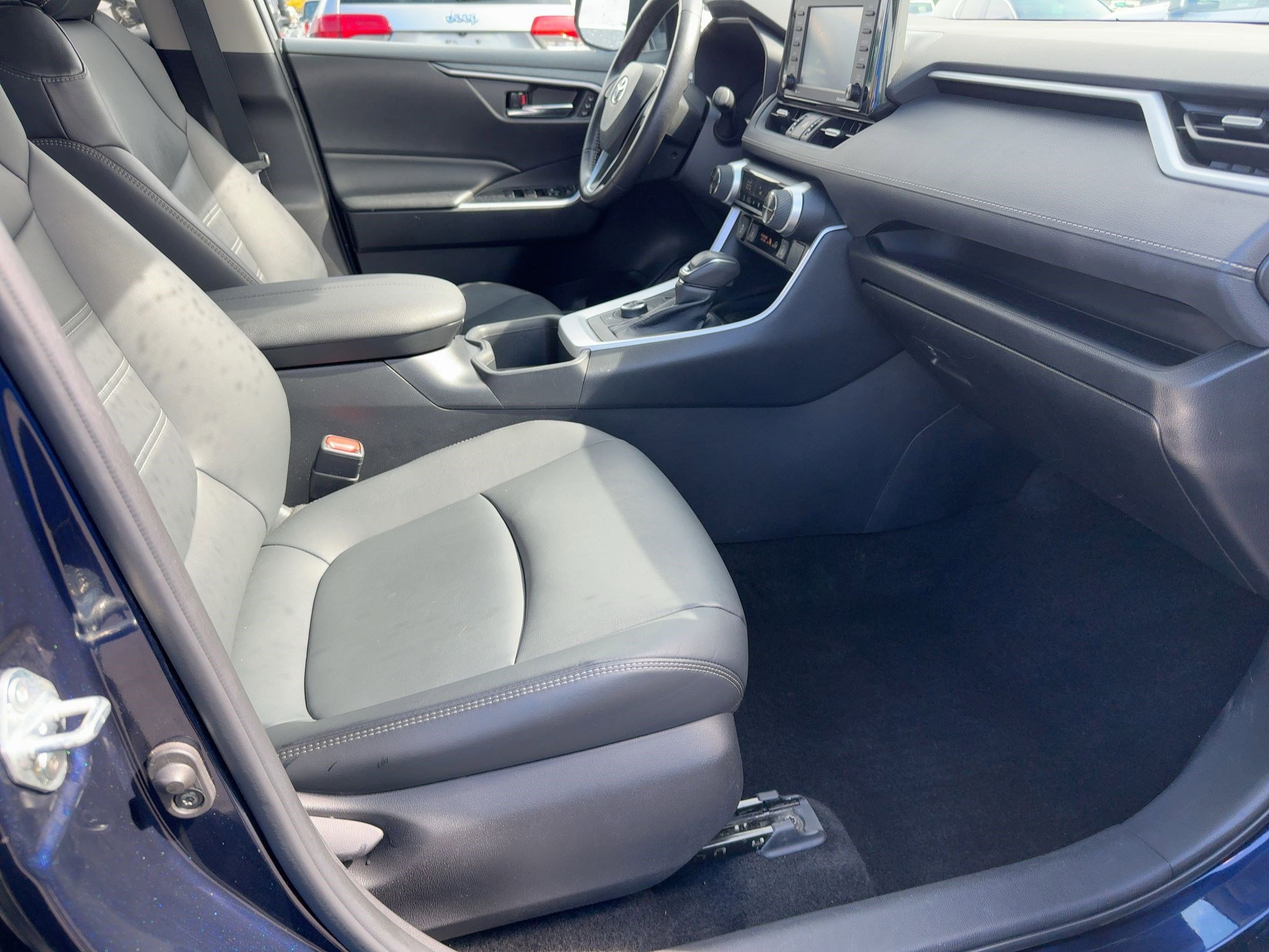 2022 Toyota RAV4 Hybrid XLE Premium photo 29
