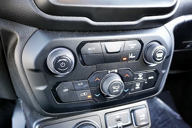 Used 2022 White Jeep Latitude image 28