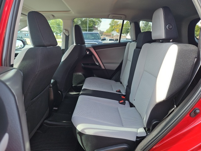 2017 Toyota RAV4 XLE photo 13